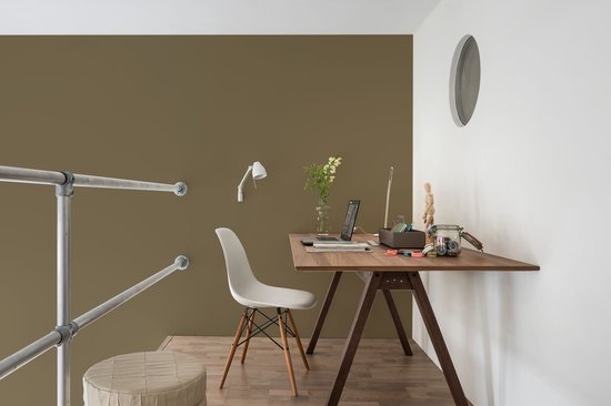 Een bureau met een laptop en stoel in een kamer met muren in de kleur Earthly Calm.