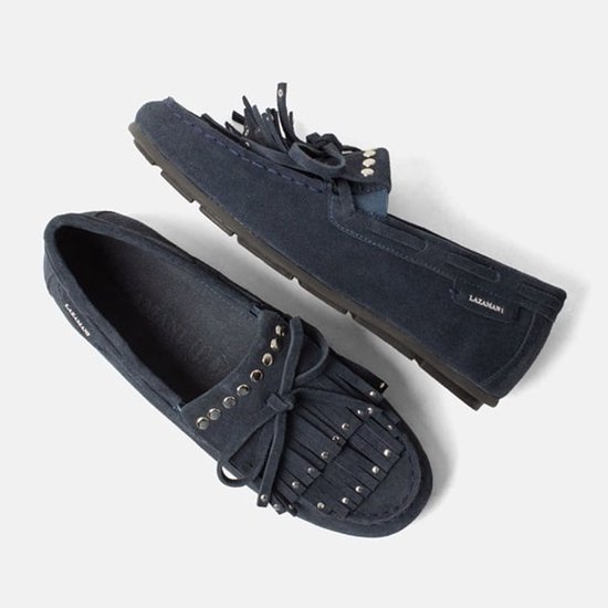 Donkerblauwe suède loafers met franjes en zilverkleurige studs.