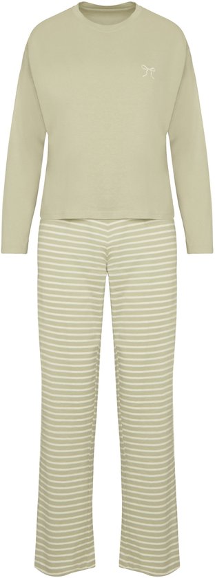 Groen pyjamaset met lange mouwen en streepjesprint op de broek. Een subtiel wit strikje op de borst.