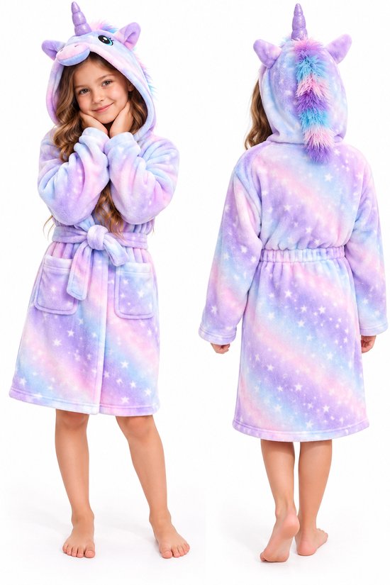 Fille portant une robe de chambre violette, rose et bleue avec une capuche de licorne et des étoiles scintillantes. Vue arrière.