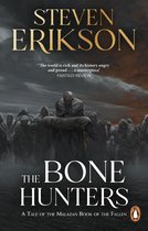 Boekomslag van 'The Bonehunters' door Steven Erikson, met een groep in het zwart geklede figuren die een figuur in het midden volgen, die een gebonden pak draagt. De titel en auteur staan bovenaan.
