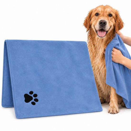 Blauwe hondendroogdoek van 50 x 100 cm met pootafdruk, gebruikt om een natte golden retriever af te drogen.