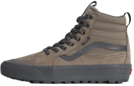 Bruine Vans Sk8-Hi sneaker met ruitpatroon op de schacht, donkergrijze zool en 'Waterproof' tekst op de zijkant.