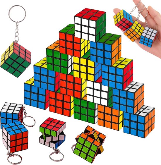 Een berg mini Rubiks kubussen met sleutelhangers. Variërend in kleuren: rood, groen, geel, wit, blauw en oranje.