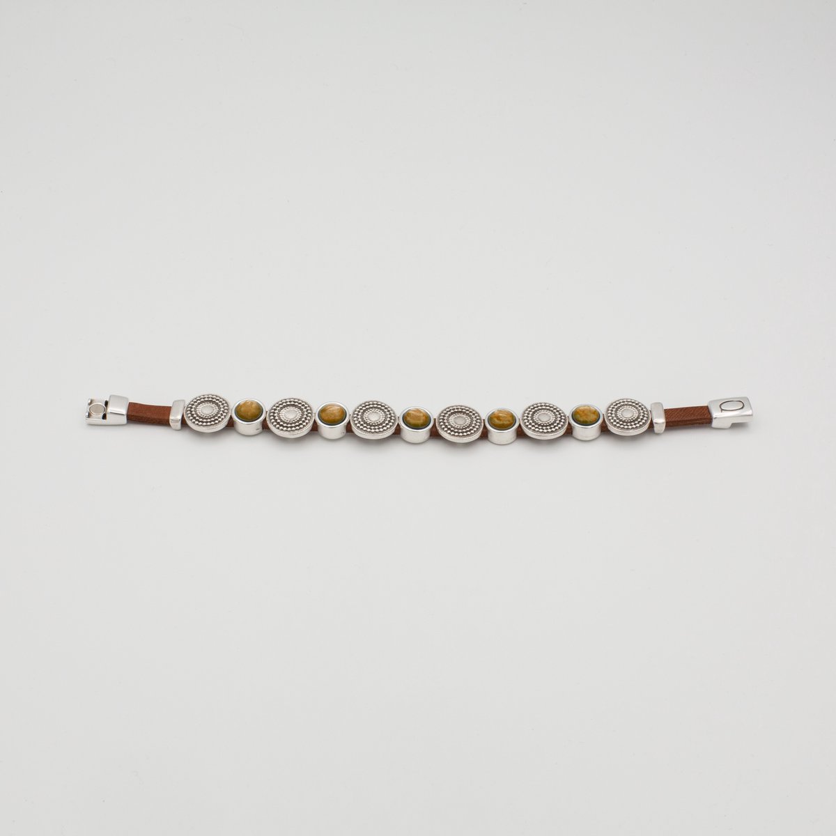 Qoss Armband Nicolette Maat L – Handgemaakt Buffelleer met 7 mm Cabochons | Magneetsluiting | Nikkelvrij | Zilverkleurige Metalen Details | Canyon