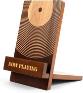 Houten standaard met "NOW PLAYING"-opschrift en gegraveerde vinylplaat, staand.