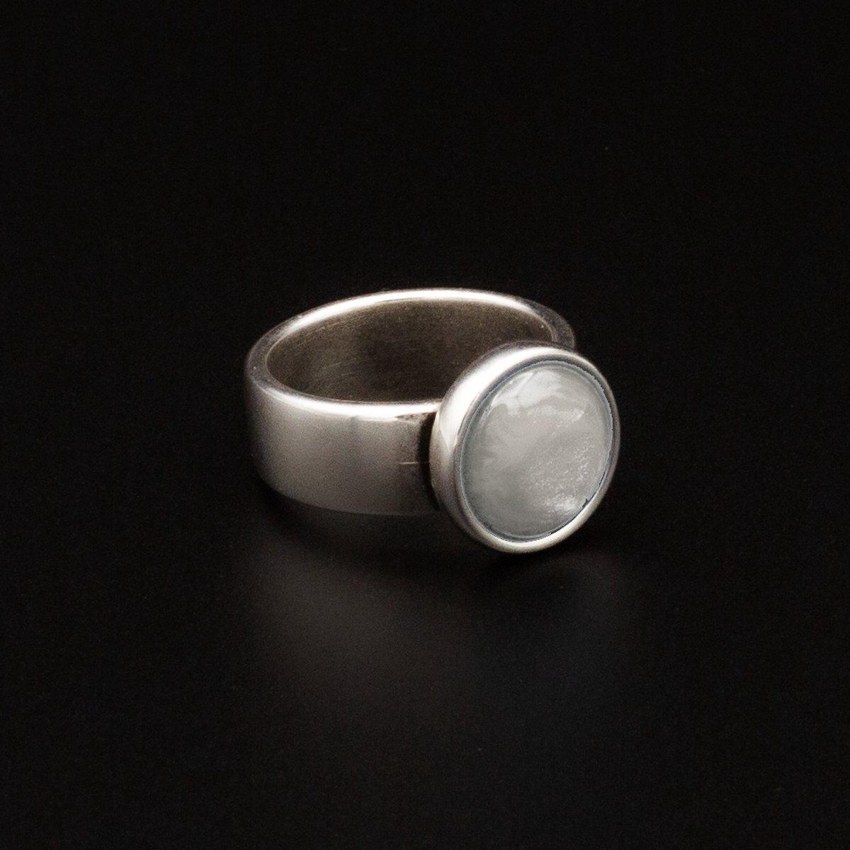 Qoss Ring Juul – Brede Zilverkleurige Ring met 12 mm Cabochon | Valt 1 Maat Kleiner | Nikkelvrij | Handgemaakt | Combineerbaar | Creme | Maat XXL