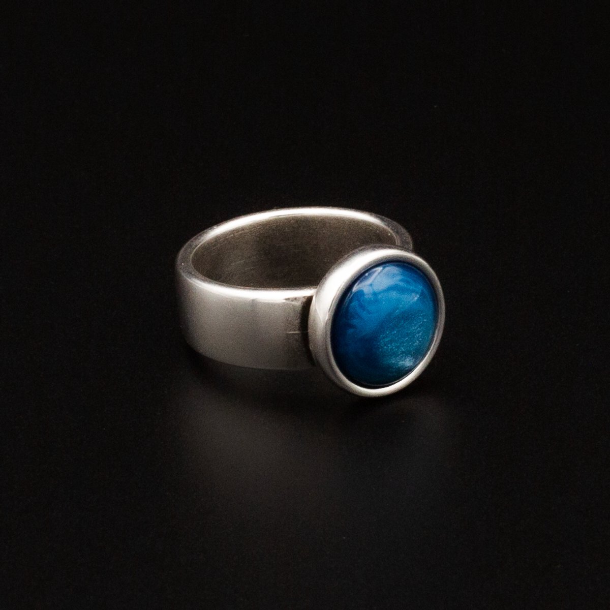 Qoss Ring Juul – Brede Zilverkleurige Ring met 12 mm Cabochon | Valt 1 Maat Kleiner | Nikkelvrij | Handgemaakt | Combineerbaar | Saffier | Maat XL