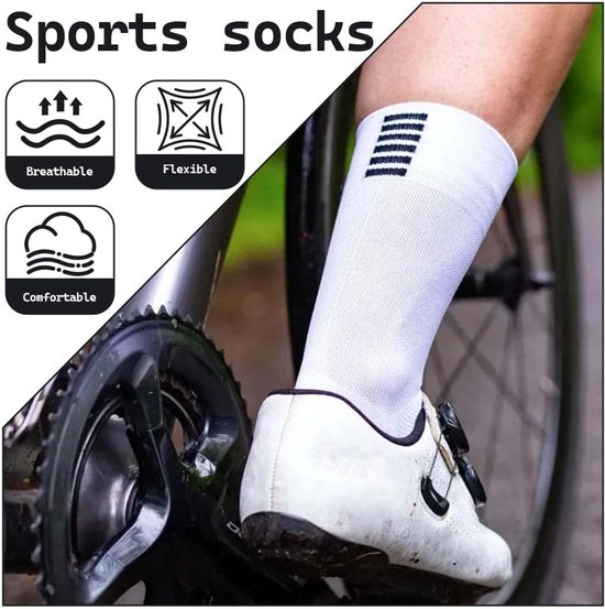 Witte fietssokken met zwarte strepen bovenaan, gedragen door een persoon op een fiets. Iconen voor ademend, flexibel en comfortabel.