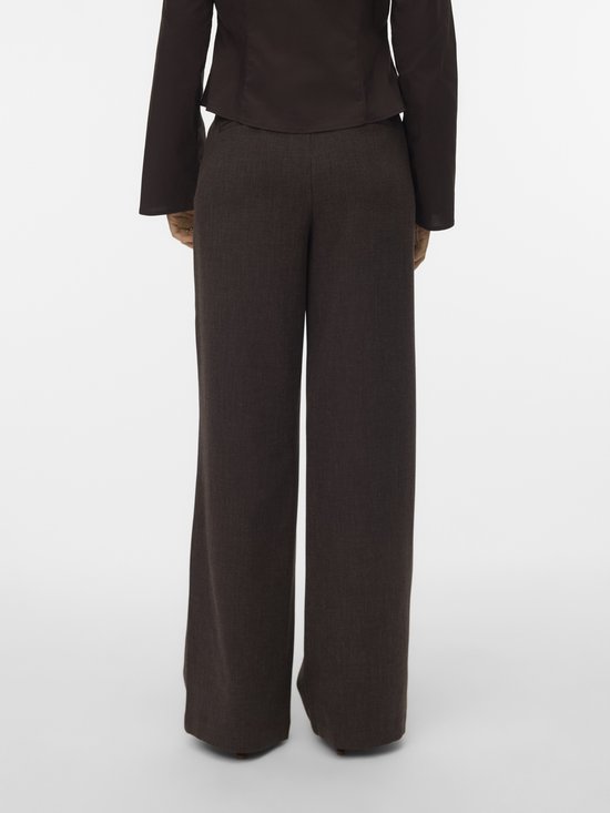 Dames pantalon in donkerbruin met wijde pijpen.