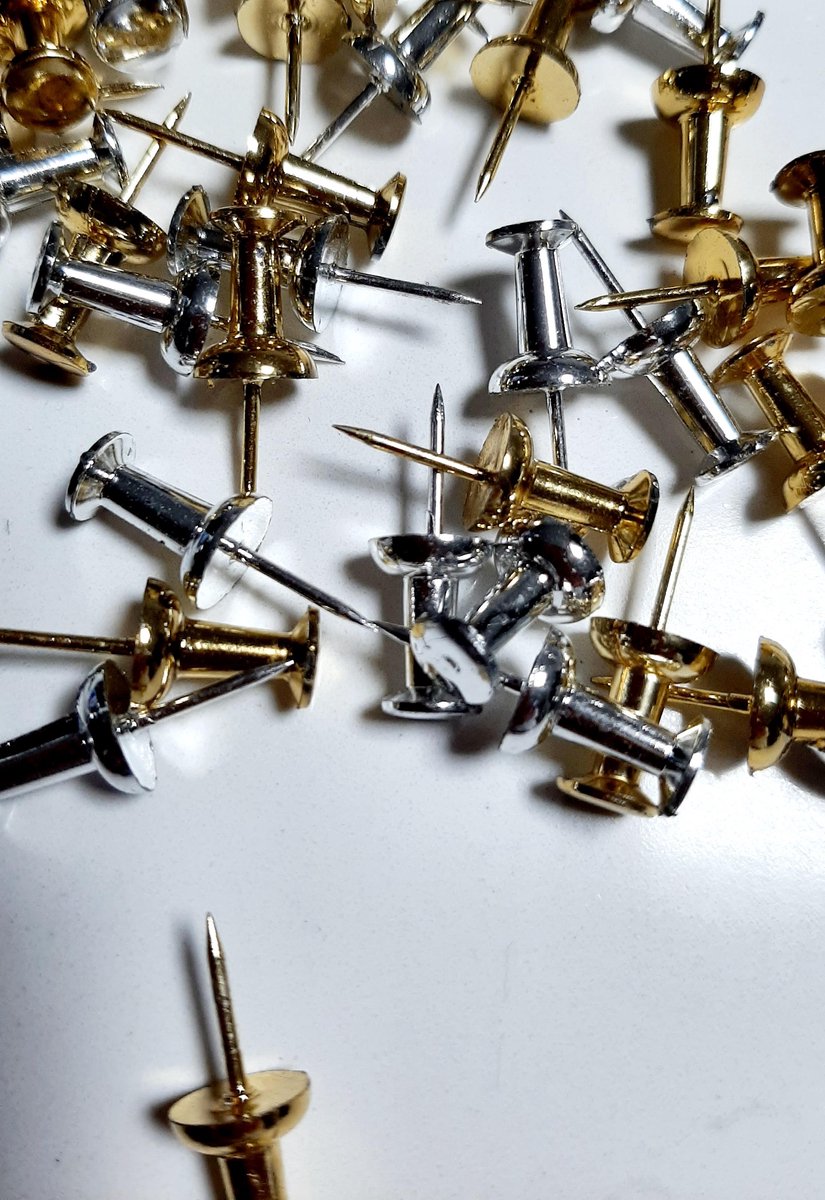 Stationery - 50 pushpins goud en zilver - feest kerst glitter & glamour - gouden en zilveren push pins - pushpin of punaise - 50 glimende punaises