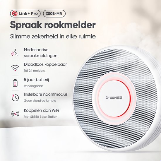 Een witte X-Sense rookmelder met rode lichtring, met iconen voor spraakmeldingen, draadloze koppeling en WiFi.