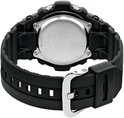 Achterkant van een zwarte G-Shock horloge met metalen gesp en band.