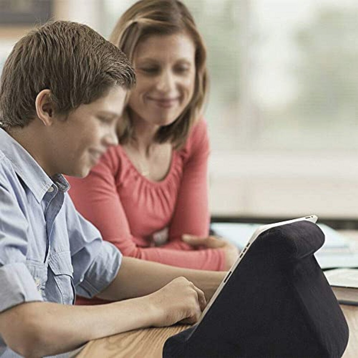 Zacht kussenstandaard voor tablet en smartphone met meerdere kijkhoeken