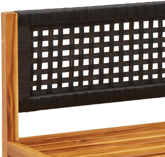 Houten bankje met zwart gevlochten rugleuning.