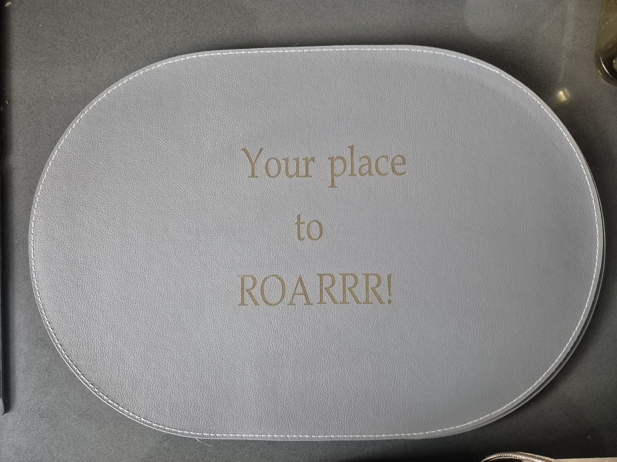 Eviva Home Deco Luxe Placemat Ovaal - Lichtgrijs / Zilver Look - Graveertekst "Your place to ROARRR!"