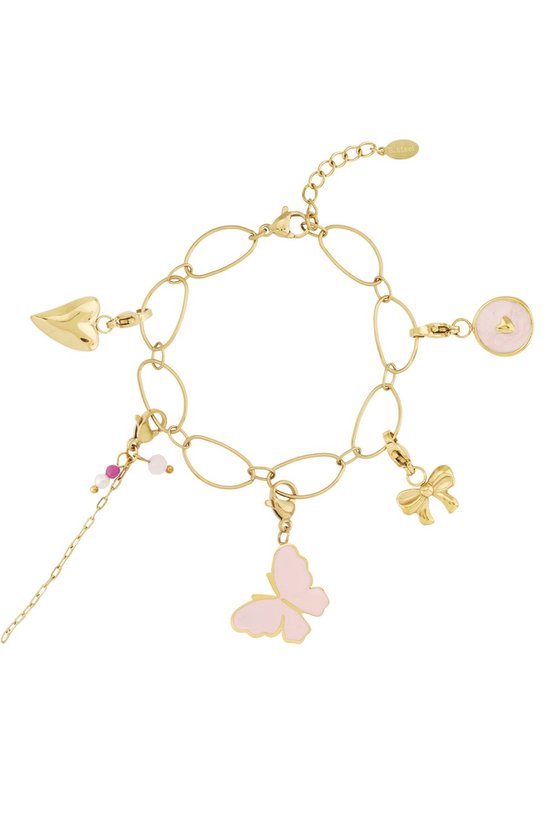 Gouden schakelarmband met bedels: roze vlinder, gouden strik, roze donut, hart en kraaltjes.