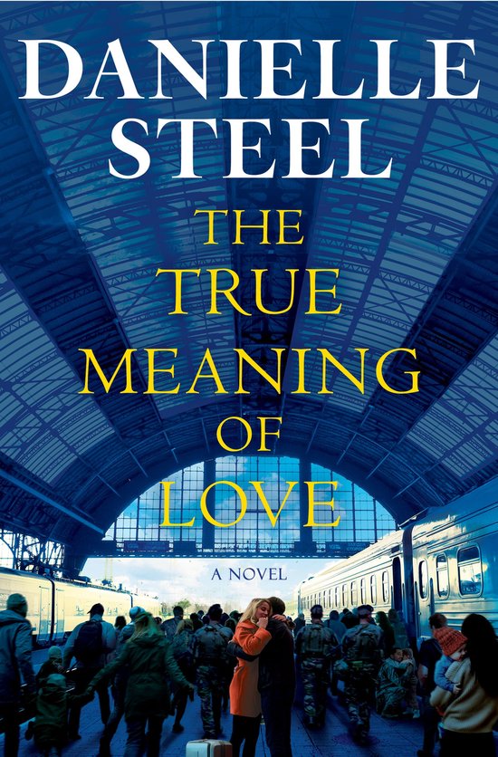 Boekcover van 'The True Meaning of Love' van Danielle Steel met een stel dat omhelst op een treinstation.