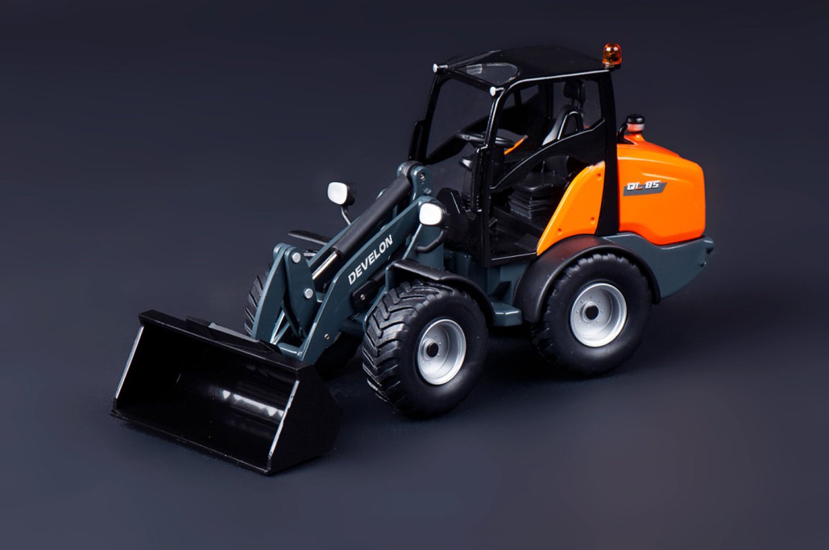 Develon DL85 mini shovel 1:32