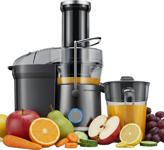 Zilvergrijze KitchenMasters sapcentrifuge met een grote vulopening, omringd door diverse verse vruchten zoals een appel, sinaasappel, citroen, peer en een tros druiven.