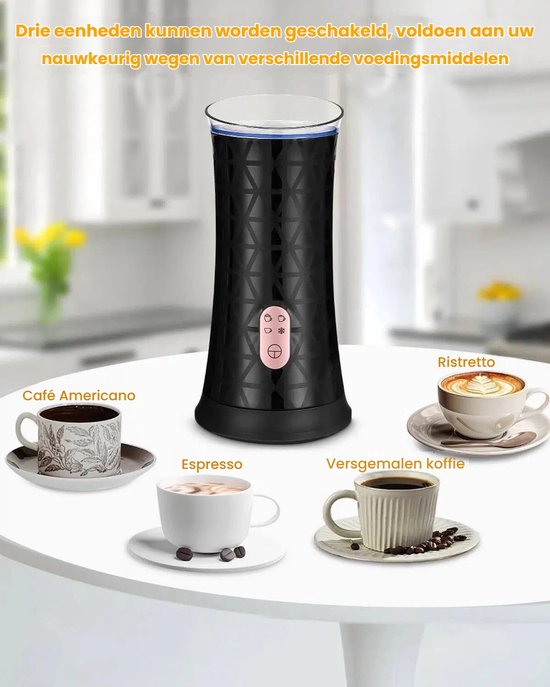 Zwarte melkopschuimer met geometrisch patroon, omringd door vier kopjes koffie: café americano, espresso, ristretto, vers gemalen koffie.