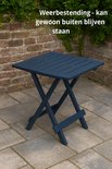 Donkerblauwe vierkante inklapbare tafel op een betegeld terras.