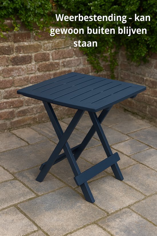 Donkerblauwe vierkante inklapbare tafel op een betegeld terras.