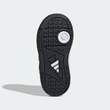Zwarte buitenzool van een peuterschoen met grip-patroon en Adidas-logo.