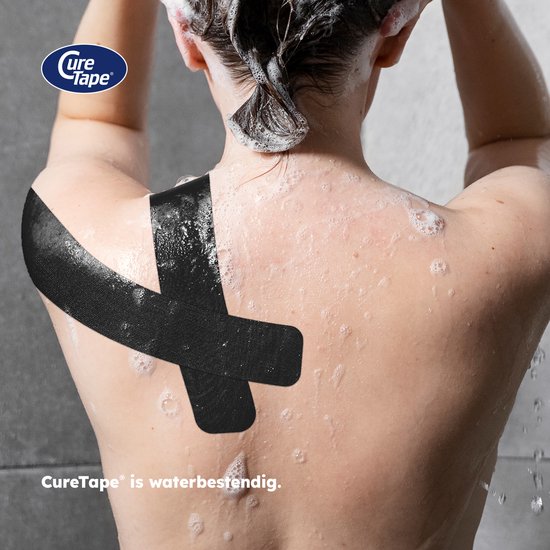Vrouw met zwarte CureTape op haar rug onder de douche.