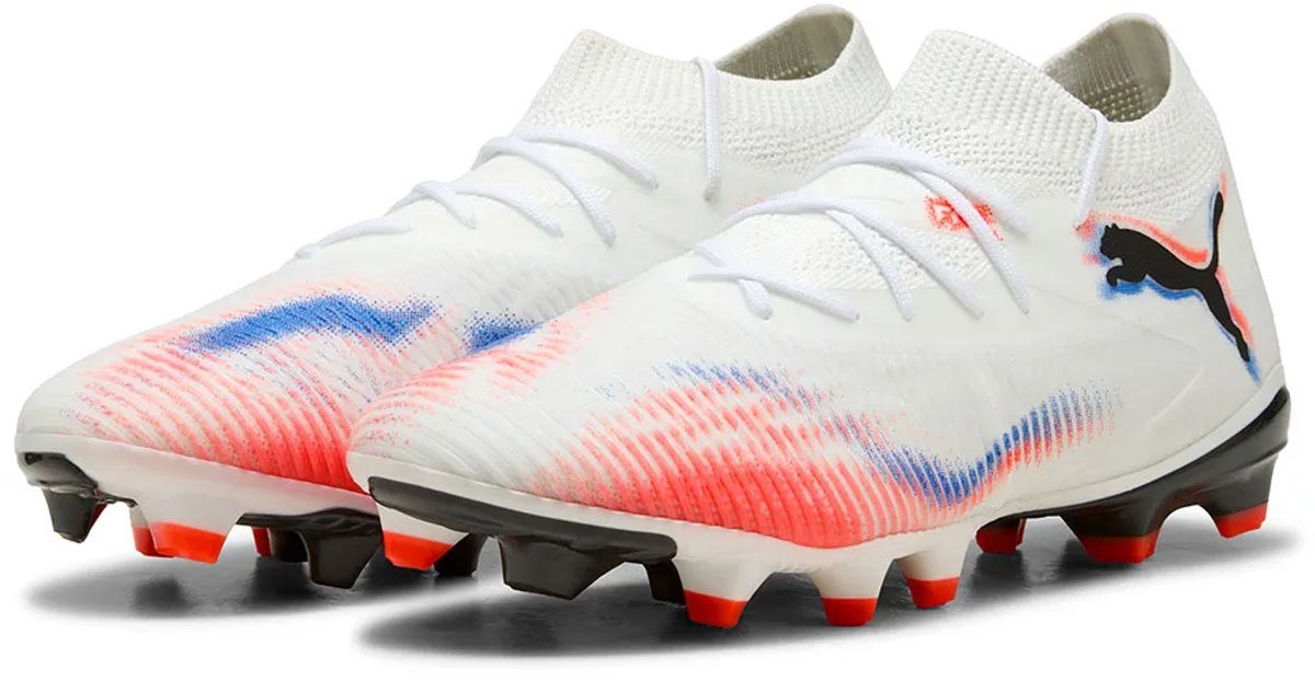 Witte Puma Future 8 Match FG/AG voetbalschoenen voor dames, met lichtgewicht mesh bovenwerk en opvallende kleuraccenten.