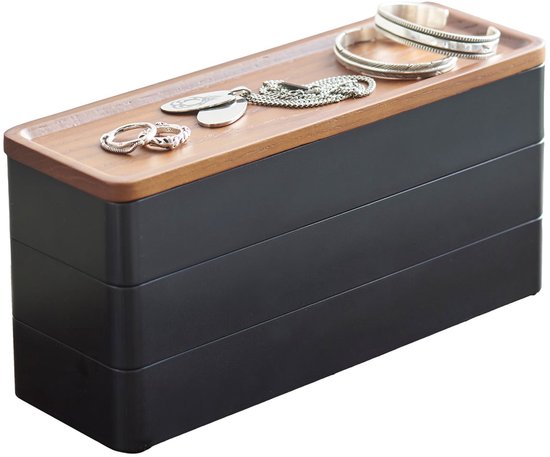 Boîte de rangement noire empilée avec un couvercle en bois, ornée de bagues, d'un collier et de bracelets.