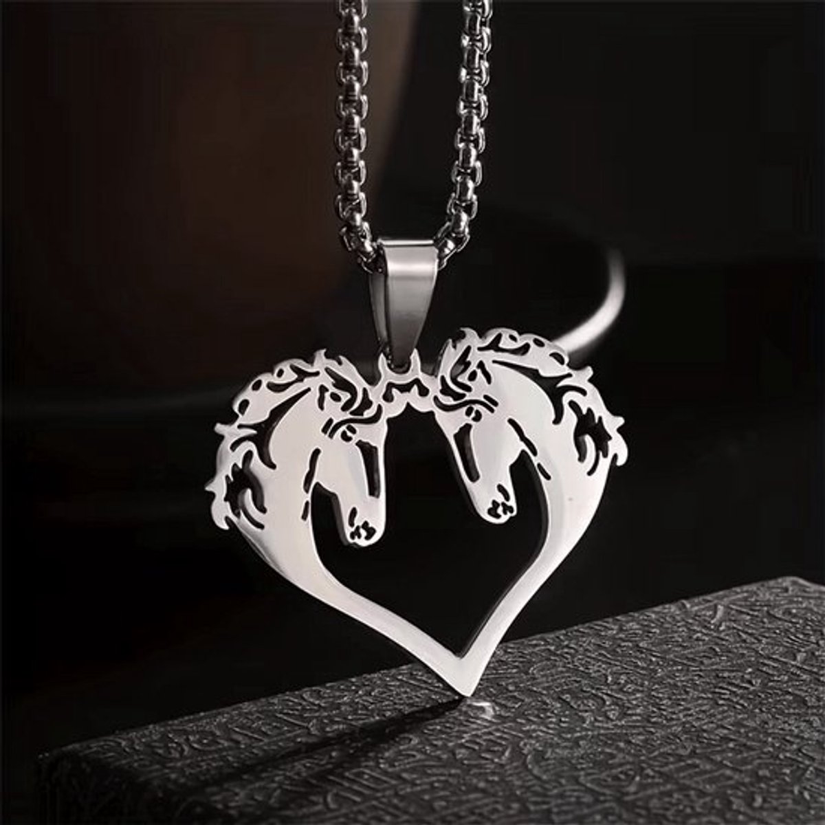 My Sweet Romance® - Paarden Ketting - Zilverkleurig met 2 Paardenhoofden in Hartvorm
