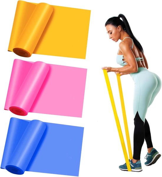 Vrouw in sportkleding traint met een gele weerstandsband. Gele, roze en blauwe banden liggen erbij.
