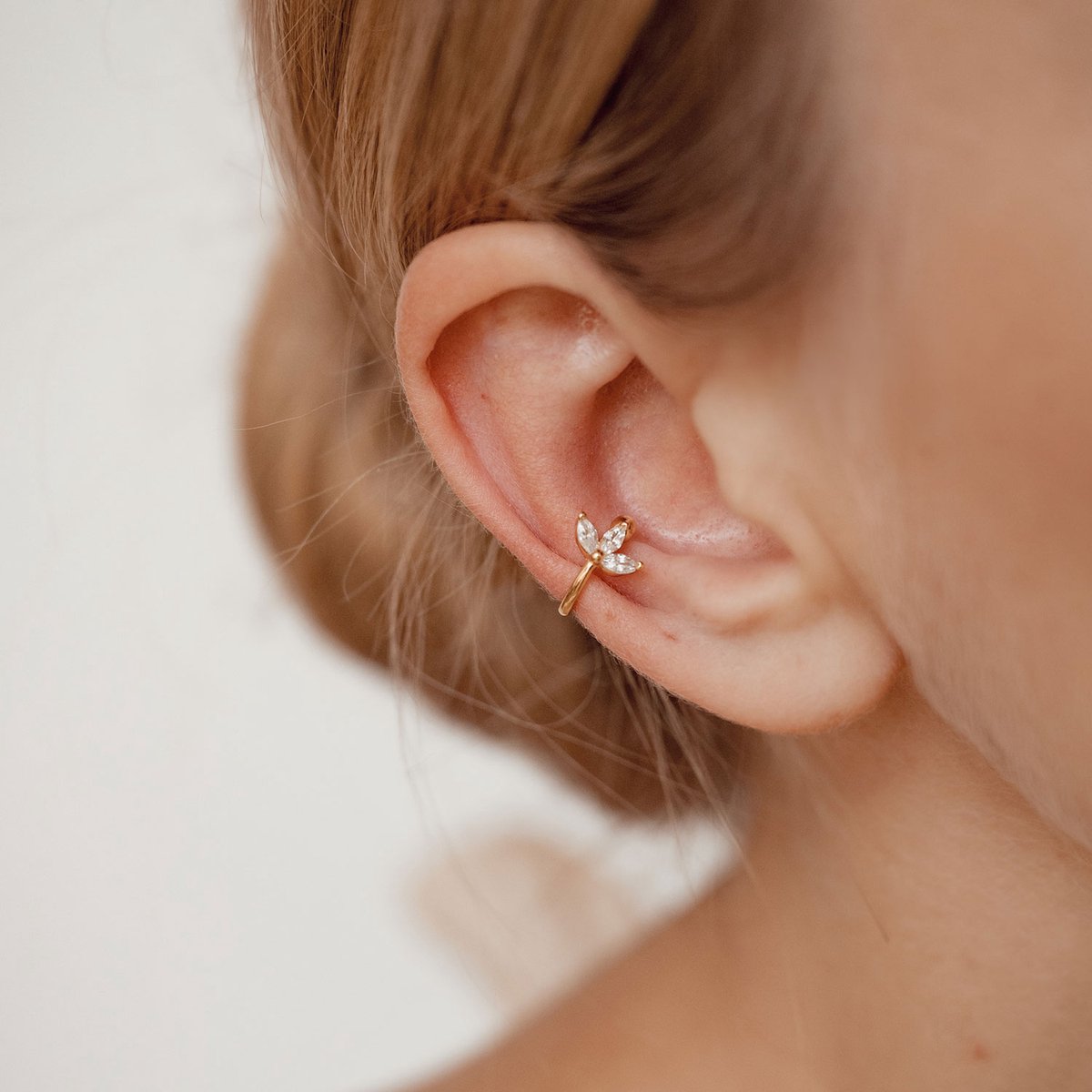 Hey Happiness Bloesem Earcuff 925 Zilver 18K Verguld – Zirkonia Bloem – 11,2 × 4,38 mm – Goud