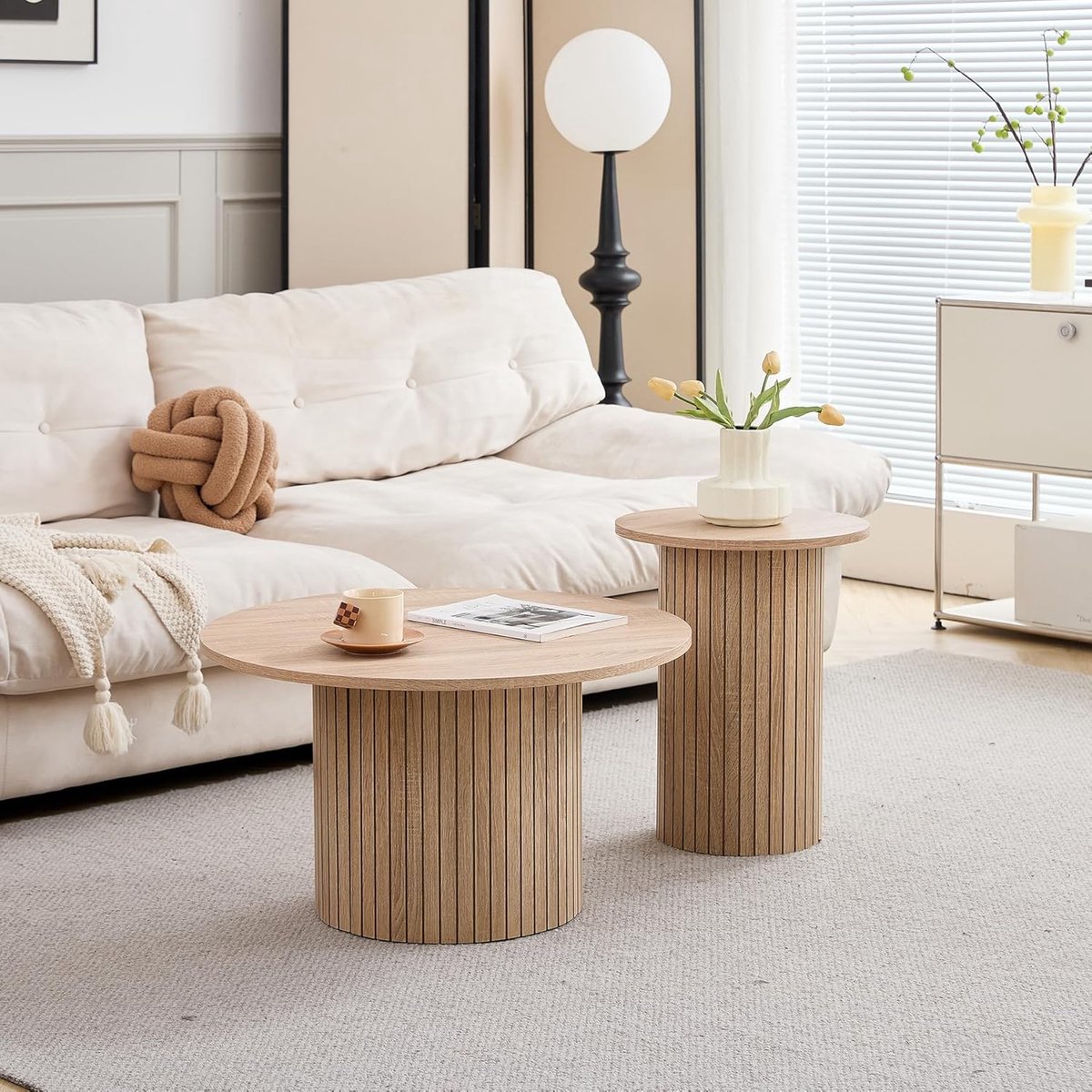 Ronde Salontafel Set van 2 Hout – Moderne Bijzettafel met Romeinse Zuilbasis – Natuurlijke Houtnerf – Scandinavisch Design Koffietafel – Stapelbare Tafelset voor Woonkamer, Slaapkamer & Balkon – HomeByNicole