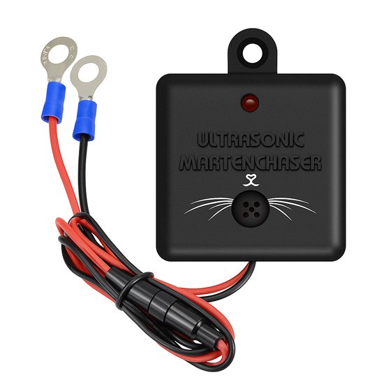 Zwarte ultrasone marterverjager met rode LED, kattenlogo en rode en zwarte aansluitkabels met ringconnectoren.