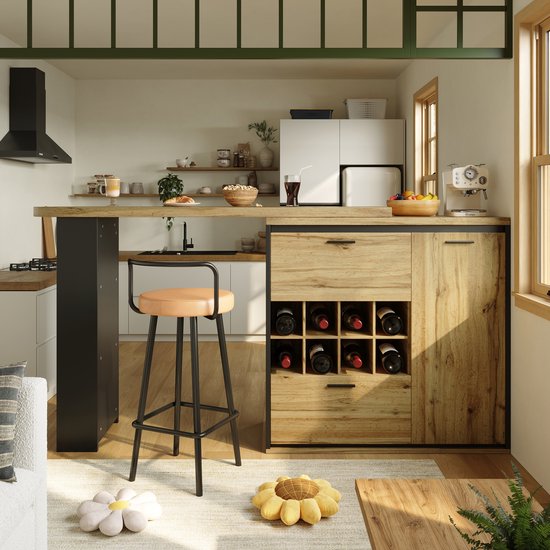 Moderne keuken met houten en zwarte bar tafel, een barkruk met oranje zitting en wijnvakken in het meubel.