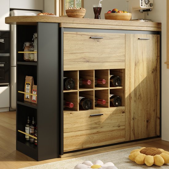 Keukenkast met houten lades en deur, zwarte zijkanten en open vakken met flessen wijn en potten.