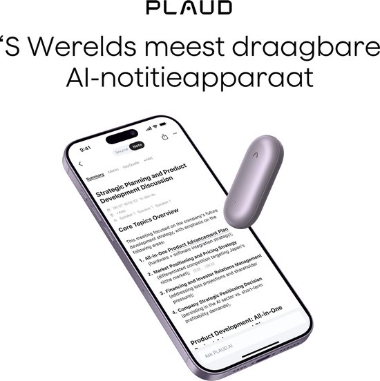 Paars PLAUD NotePin-apparaat zweeft boven een telefoon met een notitie-app.