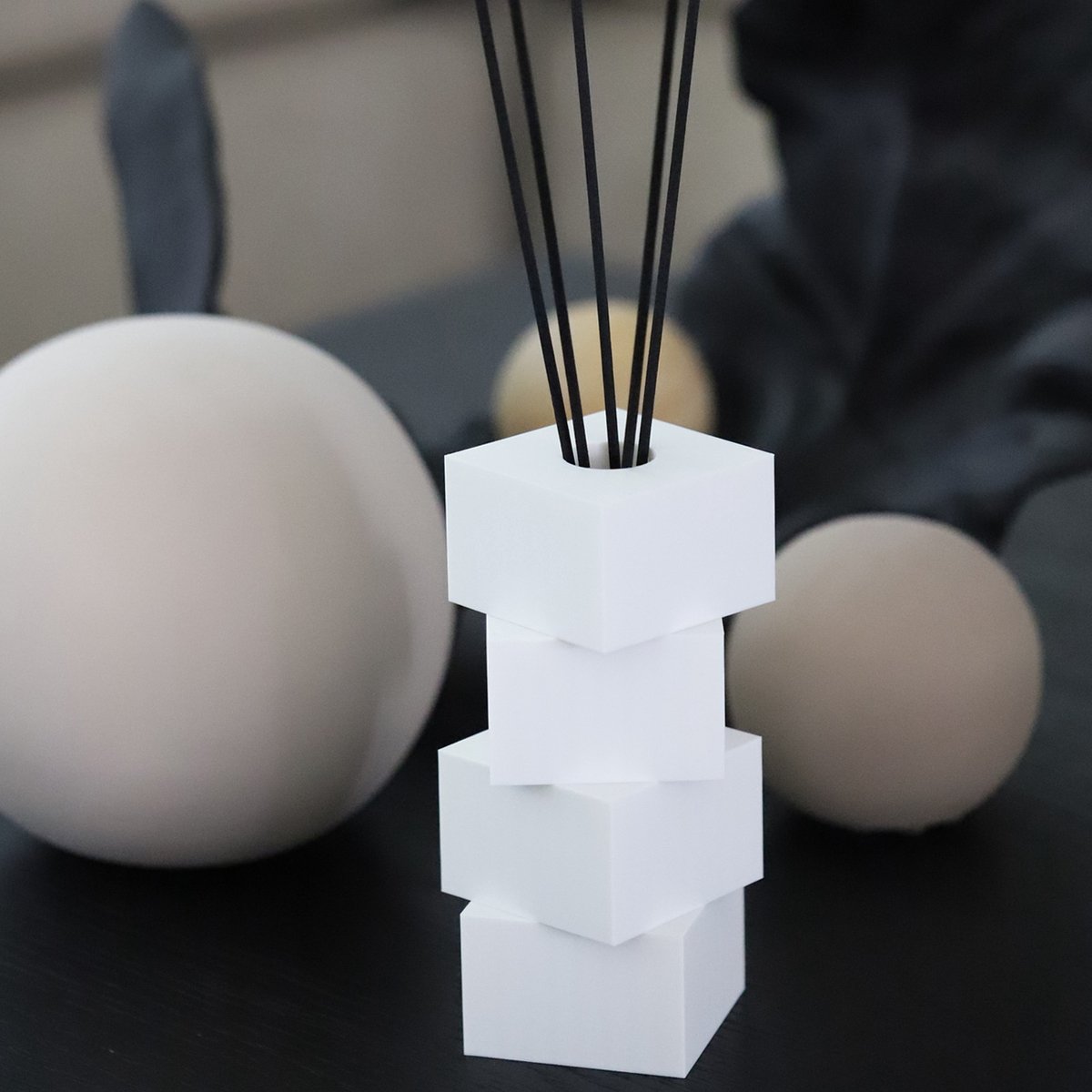Mat Witte Geurstokjeshouder – Luxe Geurenset Cozy Plaid en Black Diamond – Navulbare Geurstokjes 400 ml – Design Diffuser Huisparfum