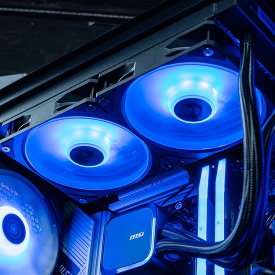 Twee bovenste ventilatoren van een gaming pc met blauwe verlichting.
