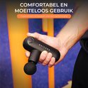 Zwarte Maicura massagegun in hand. Ergonomisch ontworpen voor een perfecte grip.