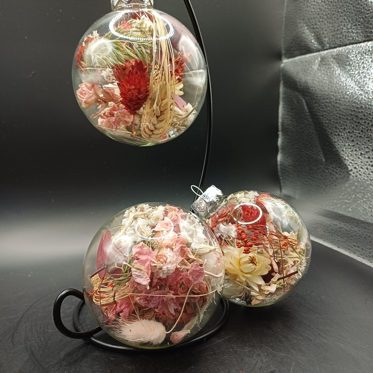 Set van 3 glazen kerstballen met droogbloemen van 10cm doorsnede per stuk - cadeau - kerstmis - kerstboom - kerstcadeau | cadeau | interieur | bloemstuk | vaas | fleurig | decoratie | woondecoratie | inspiratie | vintage