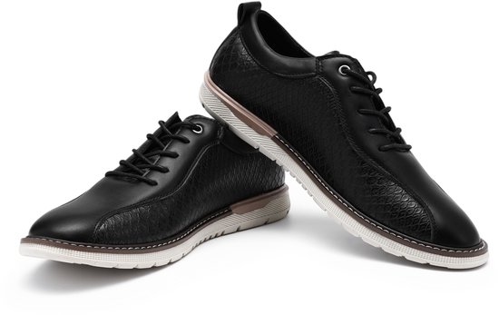 Zwarte leren lage schoenen met slangenpatroon textuur op de zijkanten.