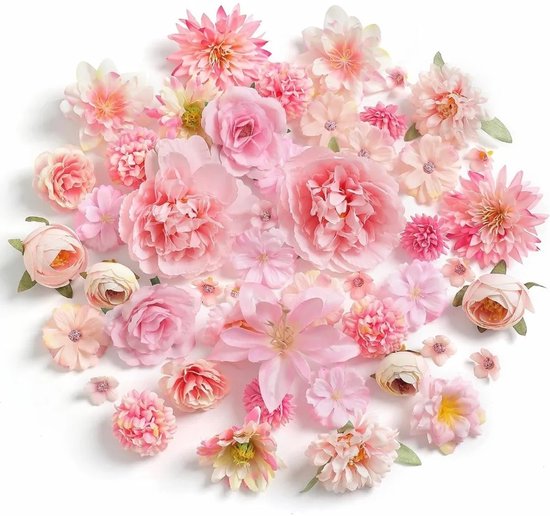 Un cercle de fleurs artificielles roses et crème sur fond blanc.