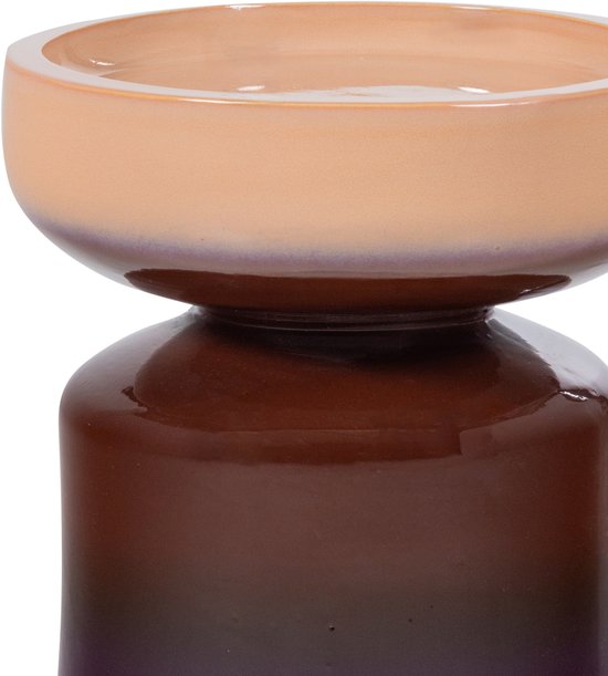 Gedetailleerde close-up van de keramieken bijzettafel met een crème kleurige kom en een bruine onderkant.