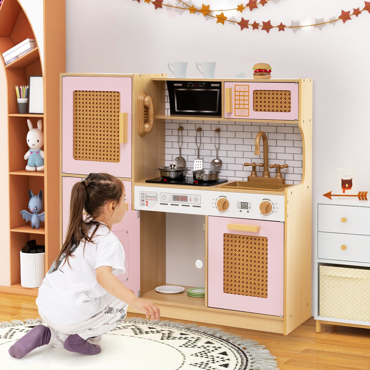 COSTWAY Kinderkeuken, speelkeuken, houten keuken met rotandeuren, licht en geluid, koelkast, waterdispenser, wasmachine en kookaccessoires, speelgoedkeuken voor kinderen vanaf 3 jaar (roze) — afbeelding 8