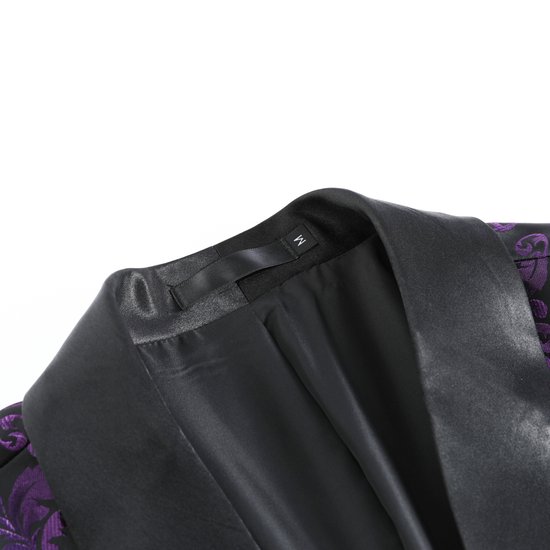 Binnenzijde van een paarse jacquard blazer, met label 'M' en zwart satijnen revers.