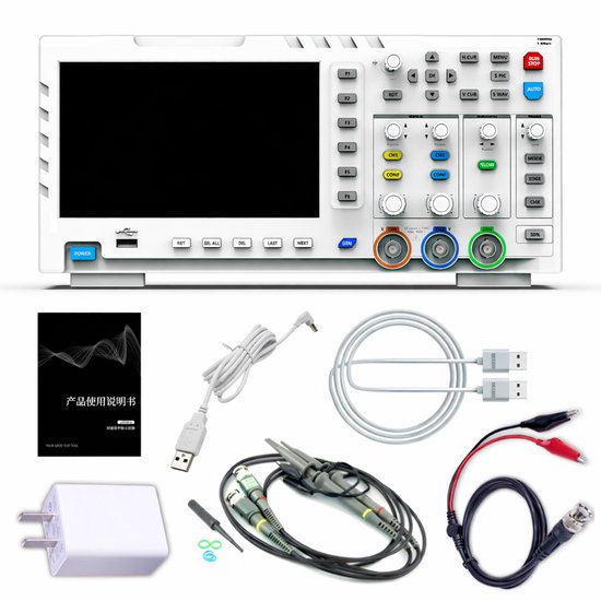 Oscilloscope numérique blanc et divers accessoires tels que câbles, chargeur et sondes.