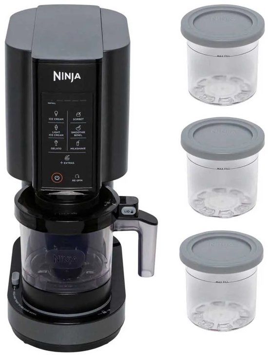 Zilverkleurige Ninja ijsmachine met touchscreen, naast drie bewaarbakjes met grijze deksels.
